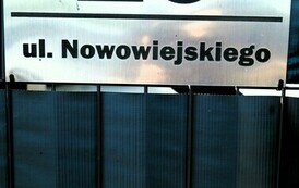 Dalsza rozbudowa ul. Nowowiejskiego (na zdjęciu znajduje się tabliczka)