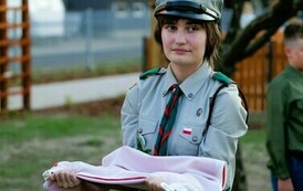 Otwarcie Ogrodu Zucha (na zdjęciu widoczna jest harcerka z flagą Polski)