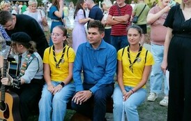 Otwarcie Ogrodu Zucha (na zdjęciu widoczne są trzy siedzące osoby)