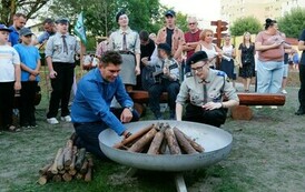 Otwarcie Ogrodu Zucha (na zdjęciu widoczne są dwie osoby rozpalające ognisko)