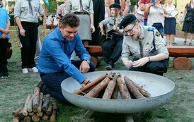 Otwarcie Ogrodu Zucha (na zdjęciu widoczne są dwie oosby rozpalajace ognisko)