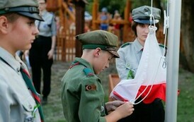 Otwarcie Ogrodu Zucha (na zdjęciu widoczny jest harcerz z flagą Polski)