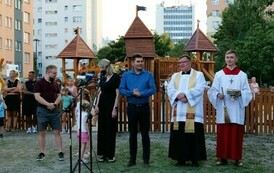 Otwarcie Ogrodu Zucha (na zdjęciu widoczne jest pięć os&oacute;b)