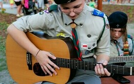 Otwarcie Ogrodu Zucha (na zdjęciu widoczna jest osoba grająca na gitarze)