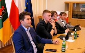 VI Sesja Młodzieżowej Rady Miesjkiej w Stalowej Woli (na zdjęciu znajdują sie czterej mężczyźni)