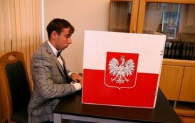 VI Sesja Młodzieżowej Rady Miesjkiej w Stalowej Woli (na zdjęciu znajduje się mężczyzna)
