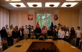 VI Sesja Młodzieżowej Rady Miesjkiej w Stalowej Woli (na zdjęciu znajduje się grupa os&oacute;b)