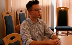 VI Sesja Młodzieżowej Rady Miesjkiej w Stalowej Woli (na zdjęciu znajduje się mężczyzna)