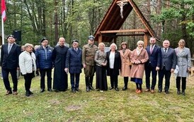 82. rocznica pacyfikacji wsi Kochany (na zdjęciu znajduje się grupa os&oacute;b)