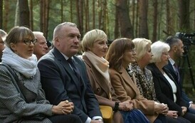 82. rocznica pacyfikacji wsi Kochany (na zdjęciu znajdują się osoby w lesie)