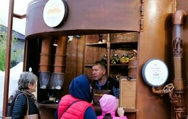 Festiwal Czekolady i słodkości w Stalowej Wol (na zdjęciu znajduje sie stoisko sprzedazowe)