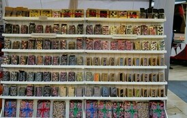 Festiwal Czekolady i słodkości w Stalowej Wol (na zdjęciu znajdują się czekolady na regale)