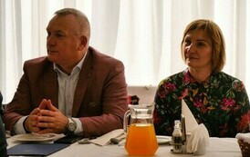 70-lecie Koła Powiatowego Polskiego Związku Niewidomych (na zdjeciu znajduje się kobieta i mężczyzna)