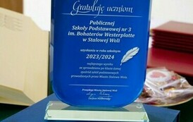 Święto Edukacji Narodowej 2024 (na zdjęciu znajduje się statuetka)