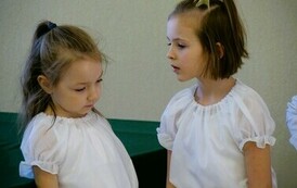 Święto Edukacji Narodowej 2024 (na zdjęciu znajdują sie dwie dziewczynki)