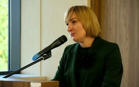 Święto Edukacji Narodowej 2024 (na zdjęciu znajduje sie kobieta)