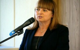 Święto Edukacji Narodowej 2024 (na zdjęciu znajduje sie kobieta)