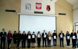 Święto Edukacji Narodowej 2024 (na zdjęciu znajduje się grupa os&oacute;b)