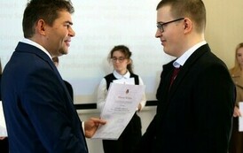 Święto Edukacji Narodowej 2024 (na zdjęciu znajduje sie dw&oacute;ch mężczyzn)