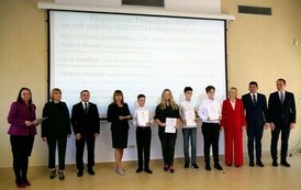 Święto Edukacji Narodowej 2024 (na zdjęciu znajduje się grupa os&oacute;b)