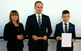 Święto Edukacji Narodowej 2024 (na zdjęciu znajduje się kobieta, mężczyzna i chłopiec)