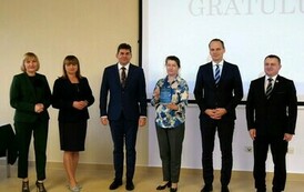 Święto Edukacji Narodowej 2024 (na zdjęciu znajduja się trzy kobiety i trzej mężczyźni)