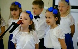 Święto Edukacji Narodowej 2024 (na zdjęciu znajdują się dwie dziewczynki)