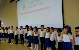 Święto Edukacji Narodowej 2024 (na zdjęciu znajduje się grupa dzieci)