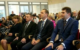 Święto Edukacji Narodowej 2024 (na zdjęciu znajduje sie kobieta i trzech mężczyzn)