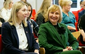 Święto Edukacji Narodowej 2024 (na zdjęciu znajdują się dwie kobiety)