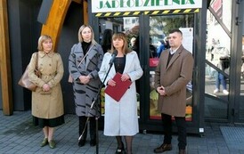 Uruchomienie "Jadłodzielni" (na zdjęciu znajdują się trzy kobiety i mężczyzna)