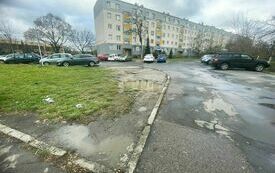 Ogłoszenie przetargu na zagospodarowanie terenu przyblokowego przy ul. Siedlanowskiego 2 (na zdjęciu znajduje się chodnik i blok mieszkalny)