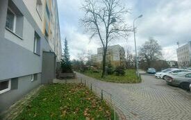 Ogłoszenie przetargu na zagospodarowanie terenu przyblokowego przy ul. Siedlanowskiego 2 (na zdjęciu znajduje się chodnik i blok mieszkalny)