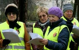 Wizytacje terenowe Miejskiej Rady Senior&oacute;w (na zdjęciu znajduja się dwie osoby w kamizelkach odblaskowych)