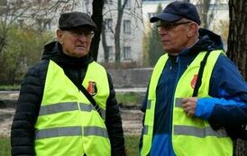 Wizytacje terenowe Miejskiej Rady Senior&oacute;w (na zdjęciu znajduja się dwie osoby w kamizelkach odblaskowych)