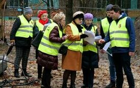 Wizytacje terenowe Miejskiej Rady Senior&oacute;w (na zdjęciu znajduje się grupa os&oacute;b w kamizelkach odblaskowych)