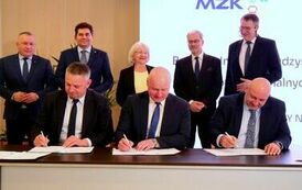 Największa inwestycja MZK z dofinansowaniem (na zdjęciu znajdują się mężczyźni podpisujący dokumenty)