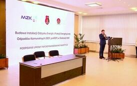 Największa inwestycja MZK z dofinansowaniem (na zdjęciu znajduje się widok prezentacji multimedialnej i mężczyzna)