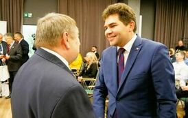 Krew, to bezcenny dar. Jubileusz 50. lat działalności Oddziału Rejonowego PCK w Stalowej Woli (na zdjęciu znajduje się dw&oacute;ch mężczyzn)
