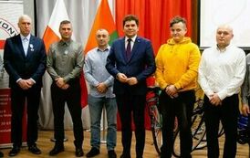 Krew, to bezcenny dar. Jubileusz 50. lat działalności Oddziału Rejonowego PCK w Stalowej Woli (na zdjęciu znajduje się grupa os&oacute;b)