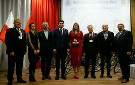 Krew, to bezcenny dar. Jubileusz 50. lat działalności Oddziału Rejonowego PCK w Stalowej Woli (na zdjęciu znajduje się grupa os&oacute;b)