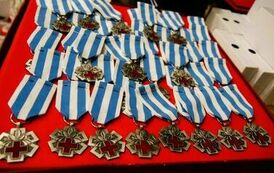 Krew, to bezcenny dar. Jubileusz 50. lat działalności Oddziału Rejonowego PCK w Stalowej Woli (na zdjęciu znajdują się medale)