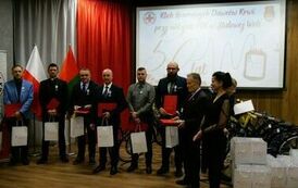 Krew, to bezcenny dar. Jubileusz 50. lat działalności Oddziału Rejonowego PCK w Stalowej Woli (na zdjęciu znajduje się grupa os&oacute;b)