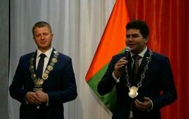 Złote i diamentowe jubileusze małżeńskie (na zdjęciu znajduje się dw&oacute;ch mężczyzn)