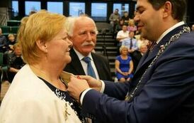 Złote i diamentowe jubileusze małżeńskie (na zdjęciu znajduje się dw&oacute;ch mężczyzn i kobieta)