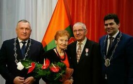Złote i diamentowe jubileusze małżeńskie (na zdjęciu znajduje sie trzech mężczyzn i kobieta)