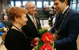 Złote i diamentowe jubileusze małżeńskie (na zdjęciu znajduje się dw&oacute;ch mężczyzn i kobieta)