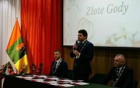 Złote i diamentowe jubileusze małżeńskie (na zdjęciu znajduje się trzech mężczyzn)