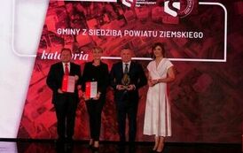 Stalowa Wola najlepszym miejscem do życia (na zdjęciu znajdują się dwie kobiety i dw&oacute;ch mężczyzn)