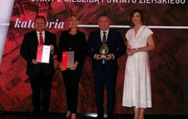 Stalowa Wola najlepszym miejscem do życia (na zdjęciu znajdują się dwie kobiety i dw&oacute;ch mężczyzn)